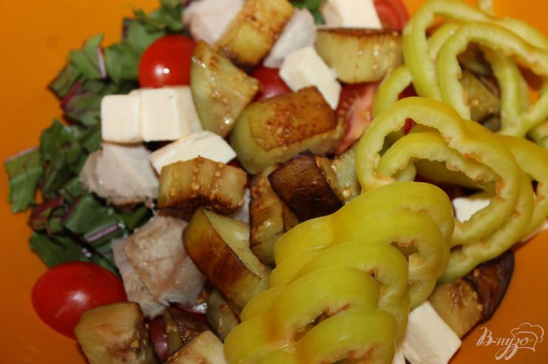 Фото приготовление рецепта: Салат со свининой, овощами и зеленью шаг №7