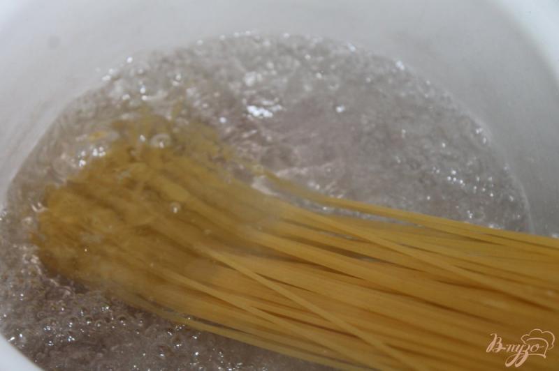 Фото приготовление рецепта: Спагетти с помидорами, перцем и свиной грудинкой шаг №1