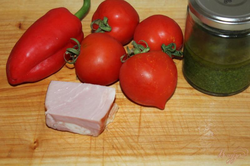Фото приготовление рецепта: Спагетти с помидорами, перцем и свиной грудинкой шаг №2