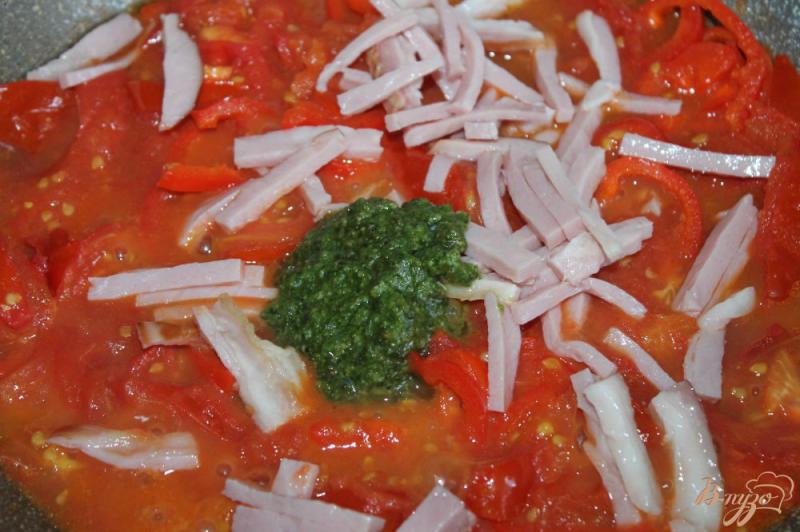 Фото приготовление рецепта: Спагетти с помидорами, перцем и свиной грудинкой шаг №6