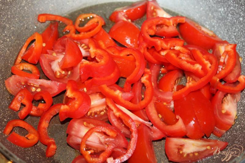 Фото приготовление рецепта: Спагетти с помидорами, перцем и свиной грудинкой шаг №4