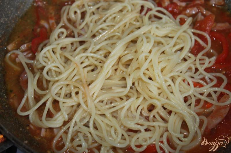 Фото приготовление рецепта: Спагетти с помидорами, перцем и свиной грудинкой шаг №7