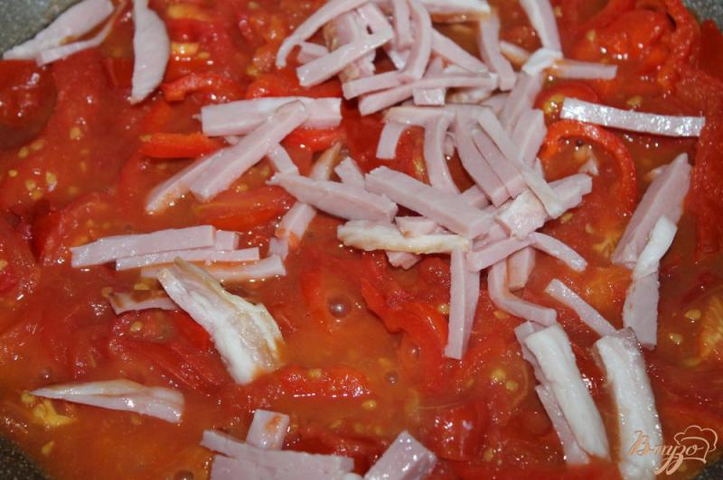 Фото приготовление рецепта: Спагетти с помидорами, перцем и свиной грудинкой шаг №5