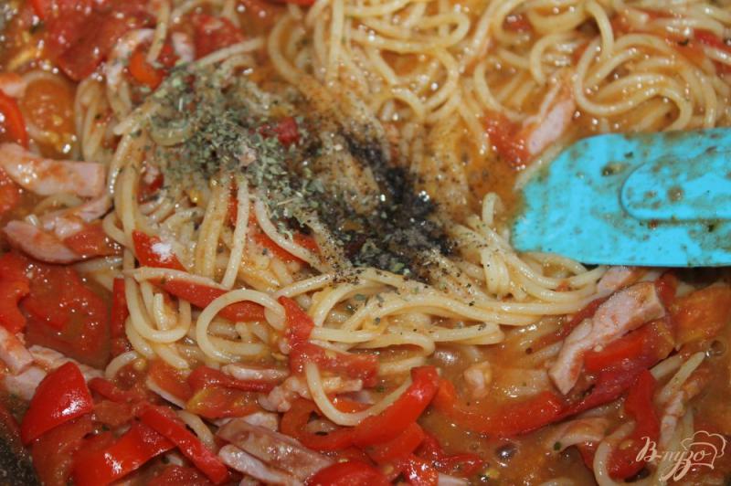 Фото приготовление рецепта: Спагетти с помидорами, перцем и свиной грудинкой шаг №8