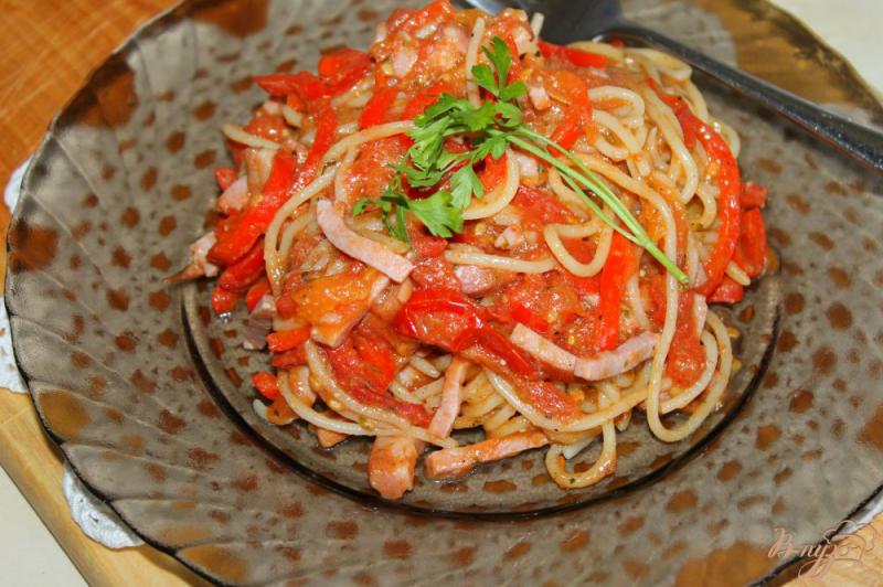 Фото приготовление рецепта: Спагетти с помидорами, перцем и свиной грудинкой шаг №9