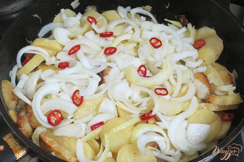 Фото приготовление рецепта: Картофель жареный на сковороде с грудинкой шаг №7