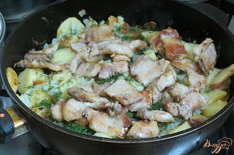 Фото приготовление рецепта: Картофель жареный на сковороде с грудинкой шаг №9