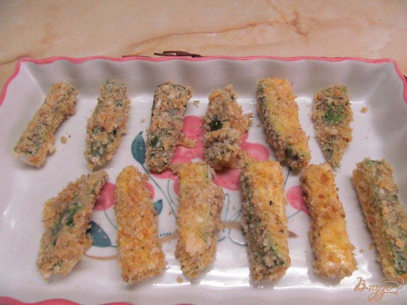 Фото приготовление рецепта: Хрустящие палочки из кабачка шаг №5