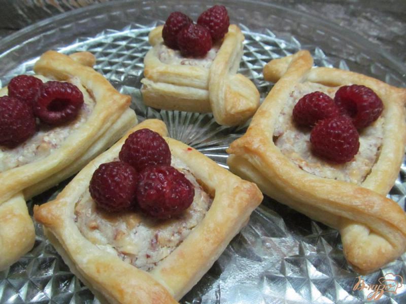Фото приготовление рецепта: Пирожки с орехово-сливочной начинкой шаг №10