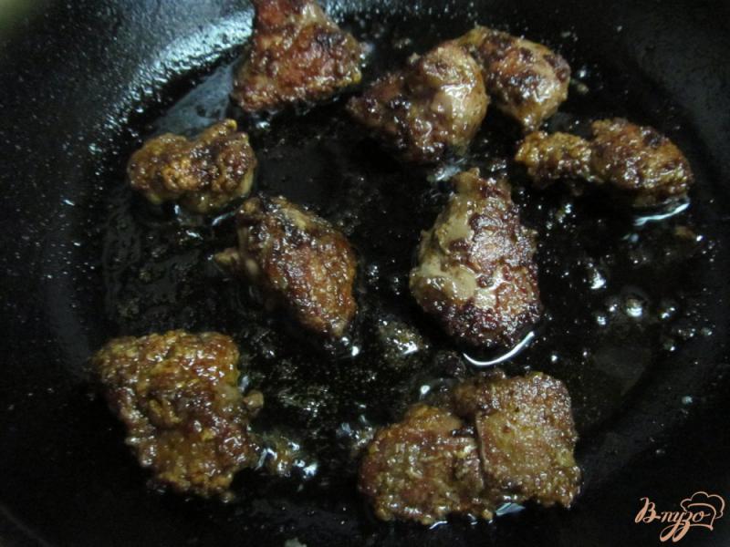 Фото приготовление рецепта: Куриная печень с ароматным рисом и маринованными грибами шаг №2