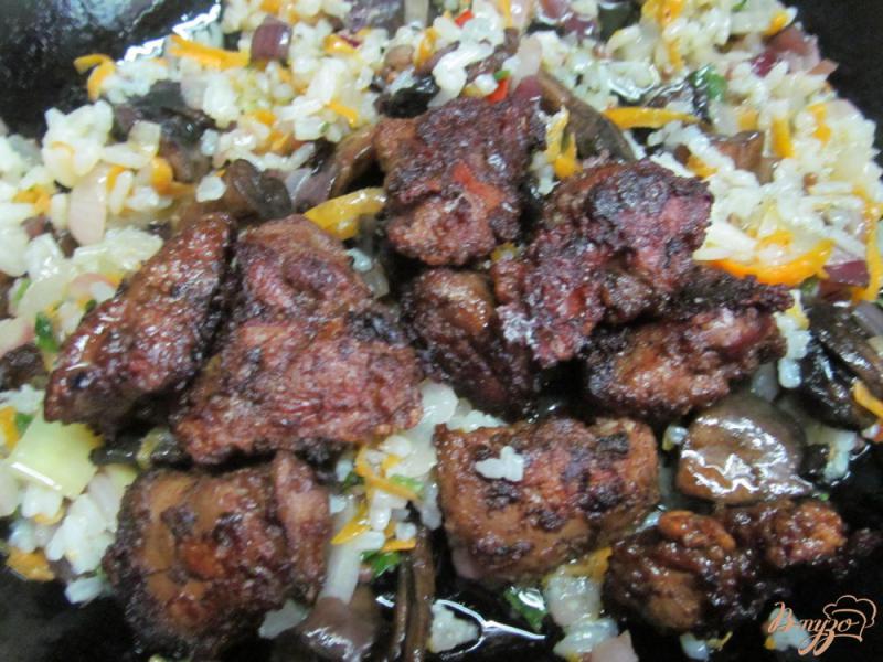 Фото приготовление рецепта: Куриная печень с ароматным рисом и маринованными грибами шаг №6