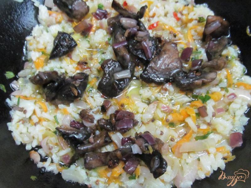 Фото приготовление рецепта: Куриная печень с ароматным рисом и маринованными грибами шаг №5