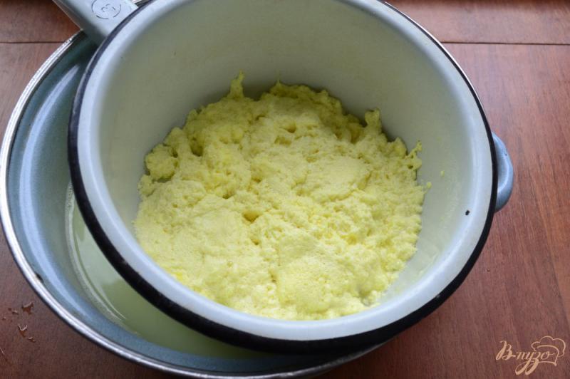 Фото приготовление рецепта: Домашний сыр с куркумой шаг №4