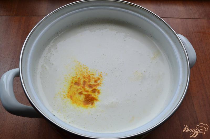 Фото приготовление рецепта: Домашний сыр с куркумой шаг №2