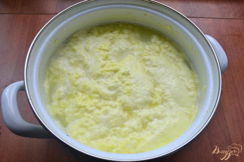 Фото приготовление рецепта: Домашний сыр с куркумой шаг №3
