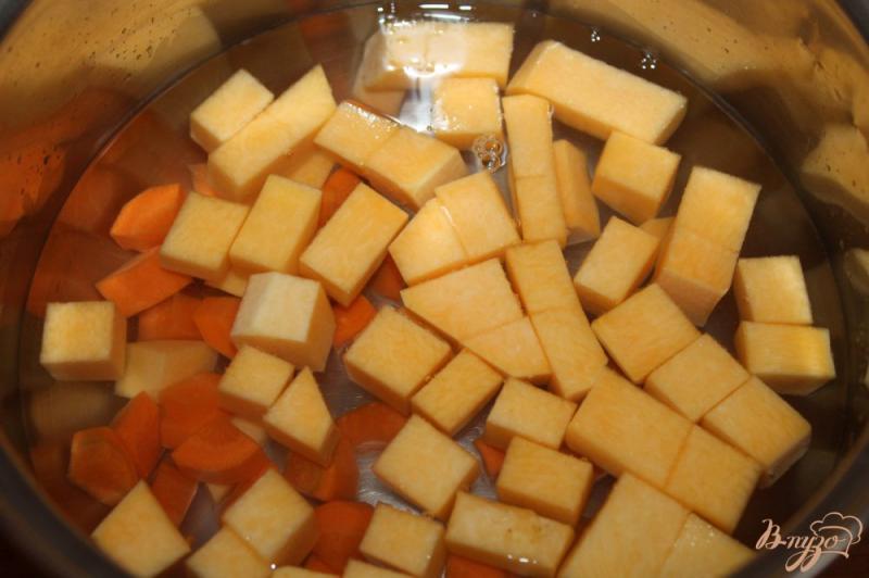 Фото приготовление рецепта: Тыквенно - морковный крем - суп со свиной грудинкой шаг №2