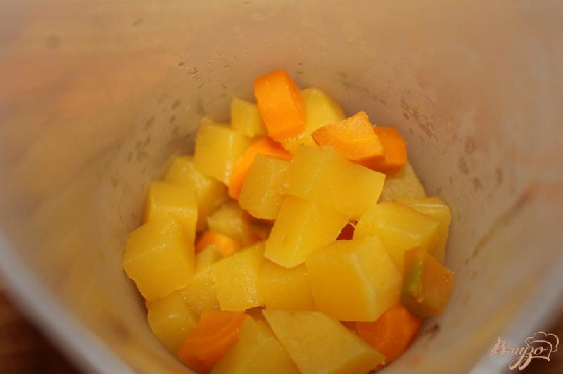 Фото приготовление рецепта: Тыквенно - морковный крем - суп со свиной грудинкой шаг №3
