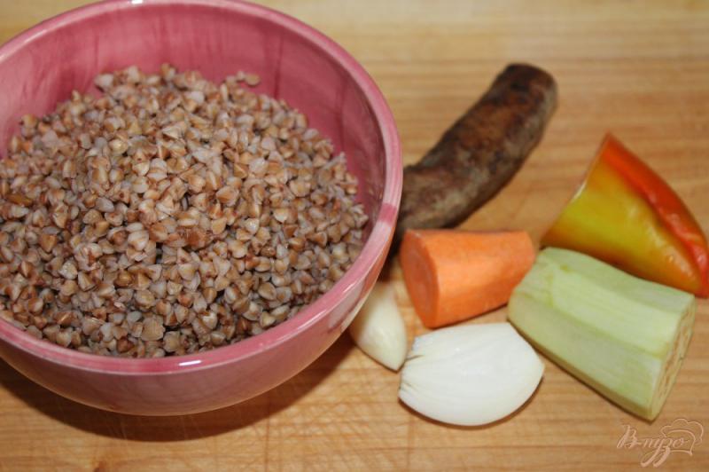 Фото приготовление рецепта: Гречка с баклажаном и домашней колбасой шаг №2