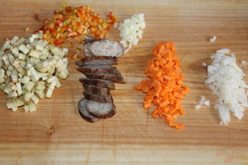 Фото приготовление рецепта: Гречка с баклажаном и домашней колбасой шаг №3