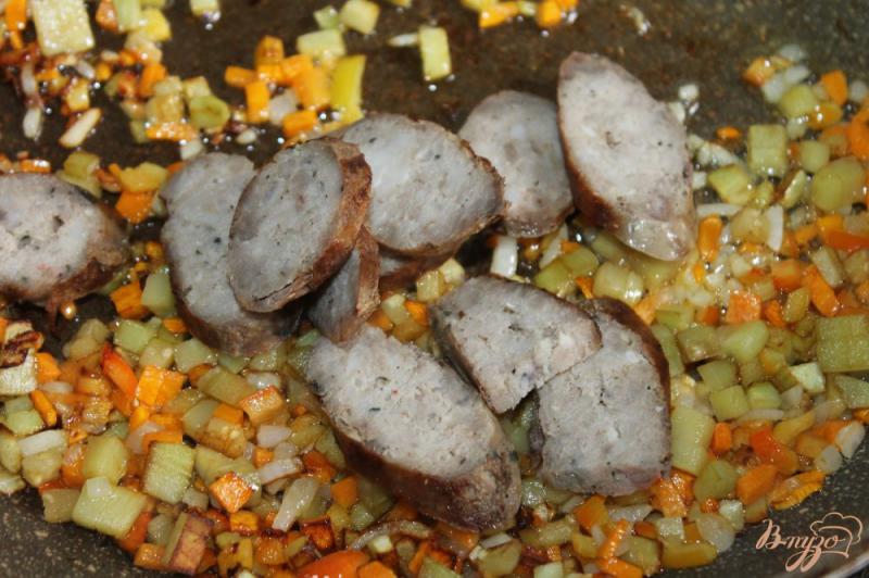 Фото приготовление рецепта: Гречка с баклажаном и домашней колбасой шаг №5