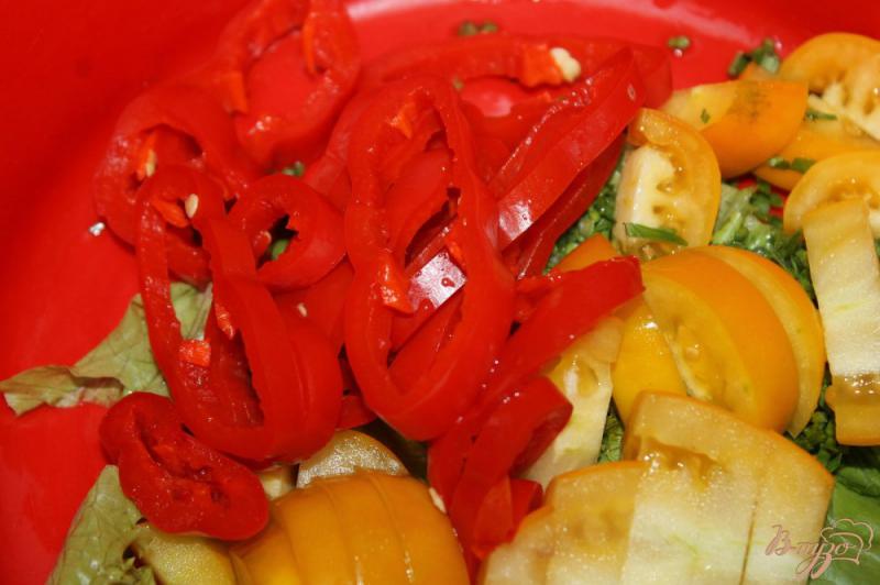 Фото приготовление рецепта: Салат с жареными кабачками и печеным перцем шаг №4