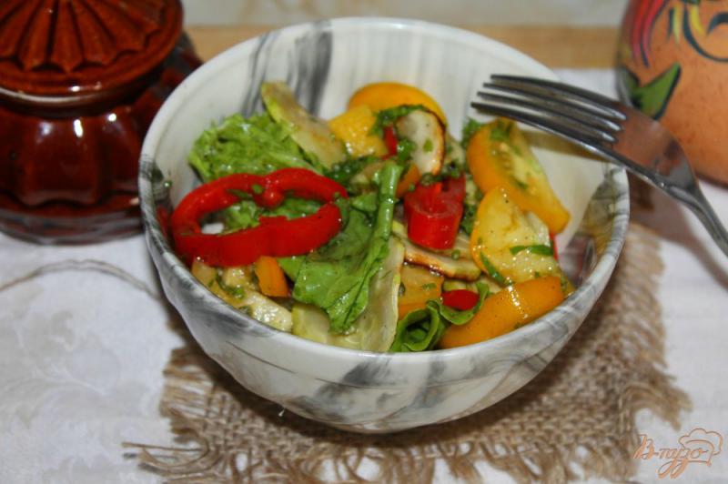 Фото приготовление рецепта: Салат с жареными кабачками и печеным перцем шаг №8