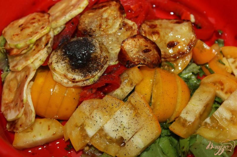 Фото приготовление рецепта: Салат с жареными кабачками и печеным перцем шаг №7