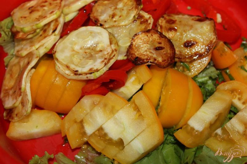 Фото приготовление рецепта: Салат с жареными кабачками и печеным перцем шаг №6