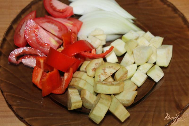 Фото приготовление рецепта: Тушеные овощи в соевом соусе с куриным мясом шаг №2