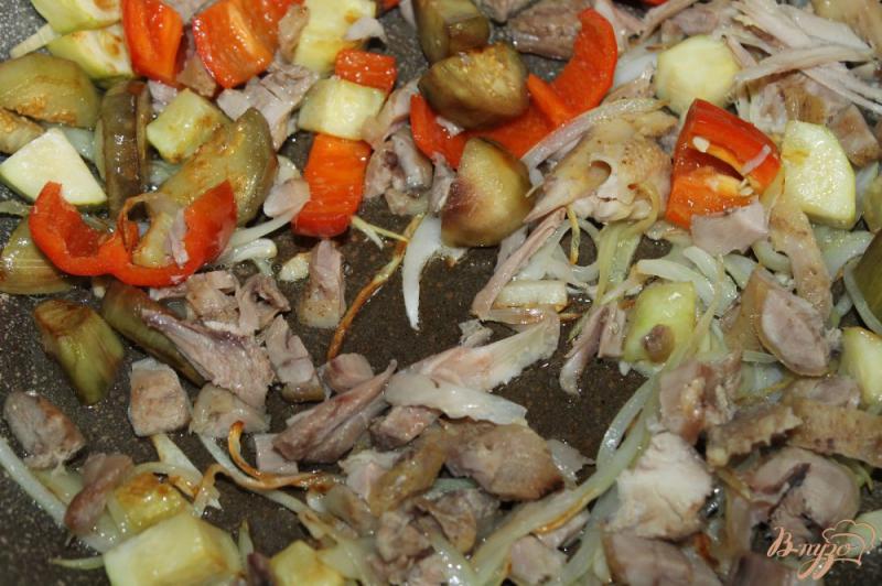 Фото приготовление рецепта: Тушеные овощи в соевом соусе с куриным мясом шаг №4