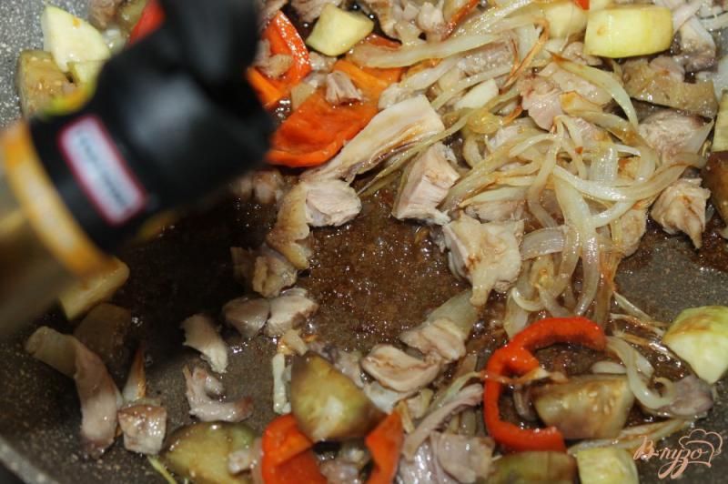 Фото приготовление рецепта: Тушеные овощи в соевом соусе с куриным мясом шаг №5