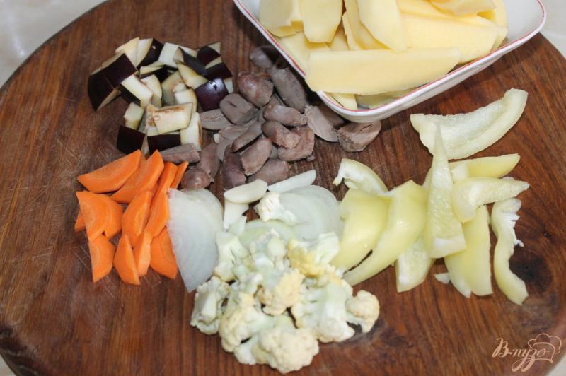 Фото приготовление рецепта: Тушенный картофель с цветной капустой и сердечками шаг №1