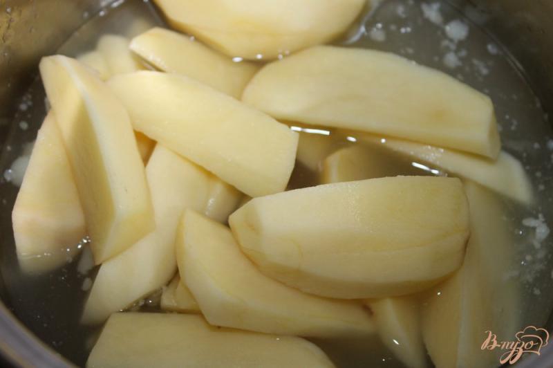 Фото приготовление рецепта: Тушенный картофель с цветной капустой и сердечками шаг №2