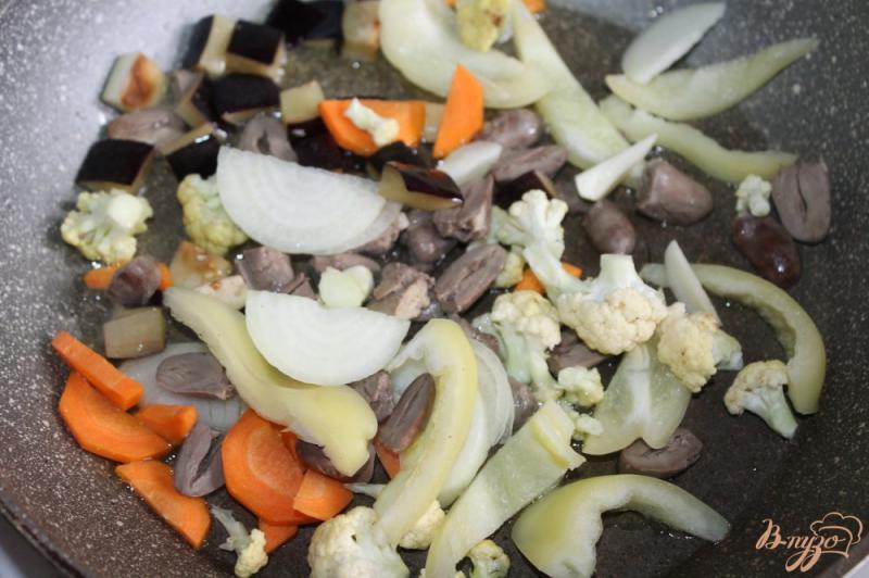 Фото приготовление рецепта: Тушенный картофель с цветной капустой и сердечками шаг №3