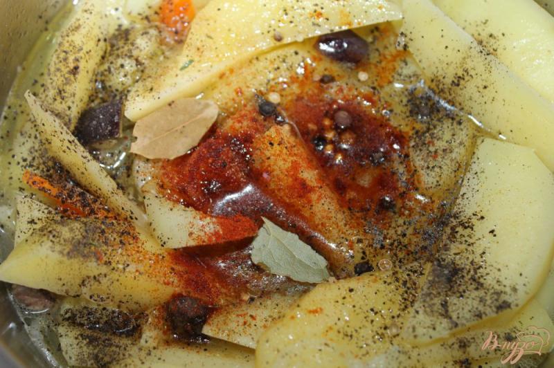 Фото приготовление рецепта: Тушенный картофель с цветной капустой и сердечками шаг №5
