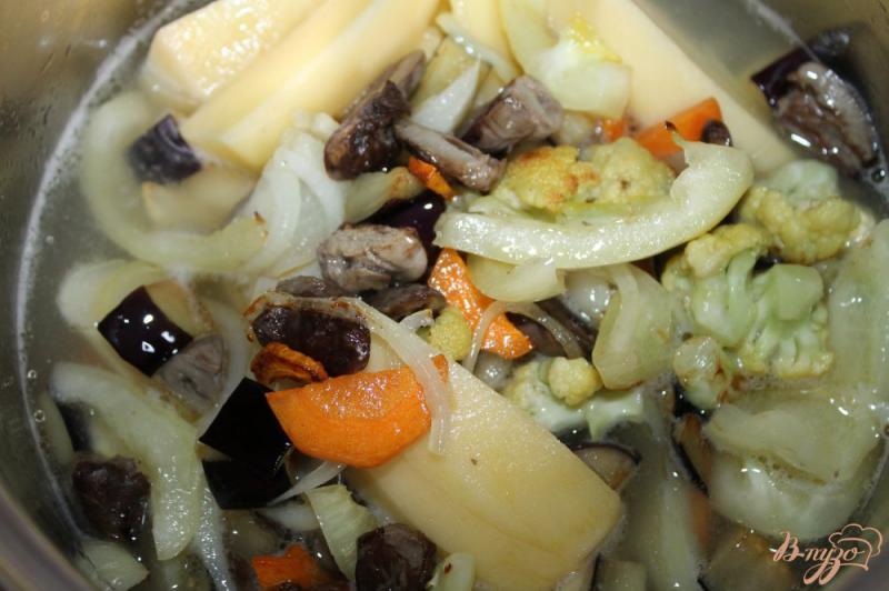 Фото приготовление рецепта: Тушенный картофель с цветной капустой и сердечками шаг №4