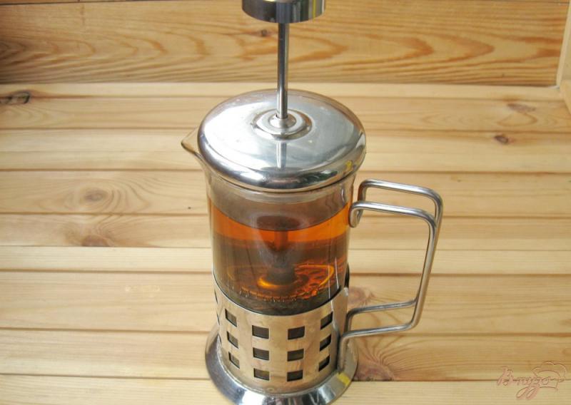 Фото приготовление рецепта: Чёрный чай с алычой шаг №4