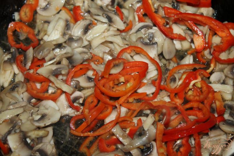 Фото приготовление рецепта: Чебуреки с грибами, сыром и перцем шаг №7