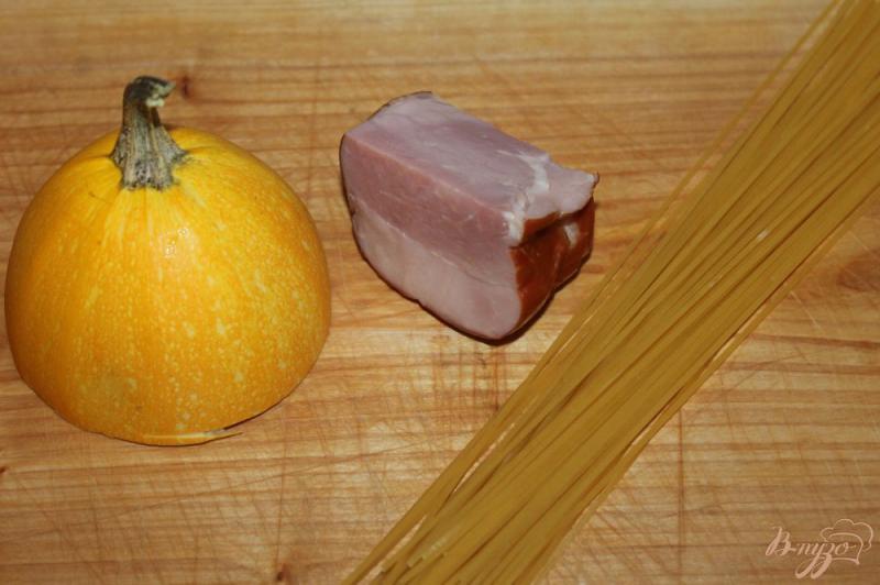 Фото приготовление рецепта: Спагетти в сливочном соусе с копченой грудинкой и тыквой шаг №1