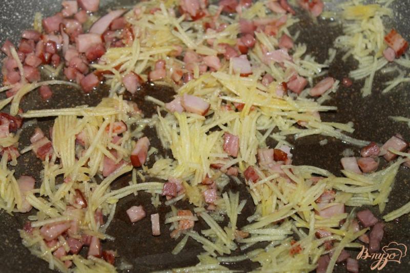 Фото приготовление рецепта: Спагетти в сливочном соусе с копченой грудинкой и тыквой шаг №6