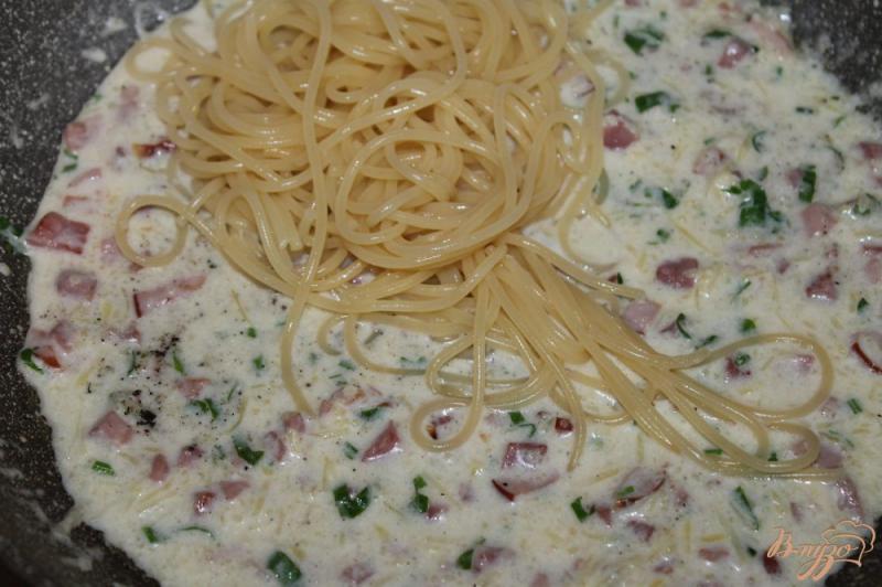 Фото приготовление рецепта: Спагетти в сливочном соусе с копченой грудинкой и тыквой шаг №9