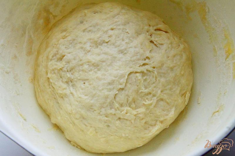 Фото приготовление рецепта: Чесночные булочки на молоке шаг №3