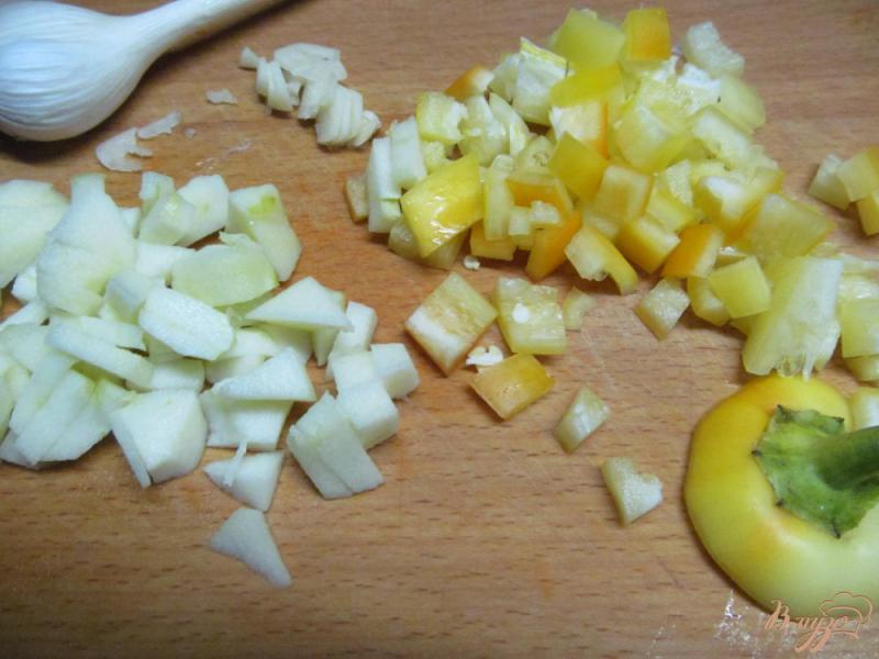 Фото приготовление рецепта: Икра из баклажана с яблоком шаг №3