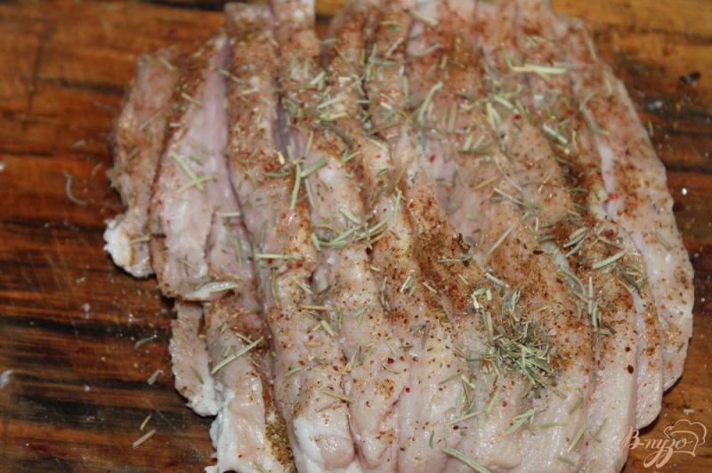Фото приготовление рецепта: Фаршированная свиная мякоть баклажаном, помидором и сыром шаг №3