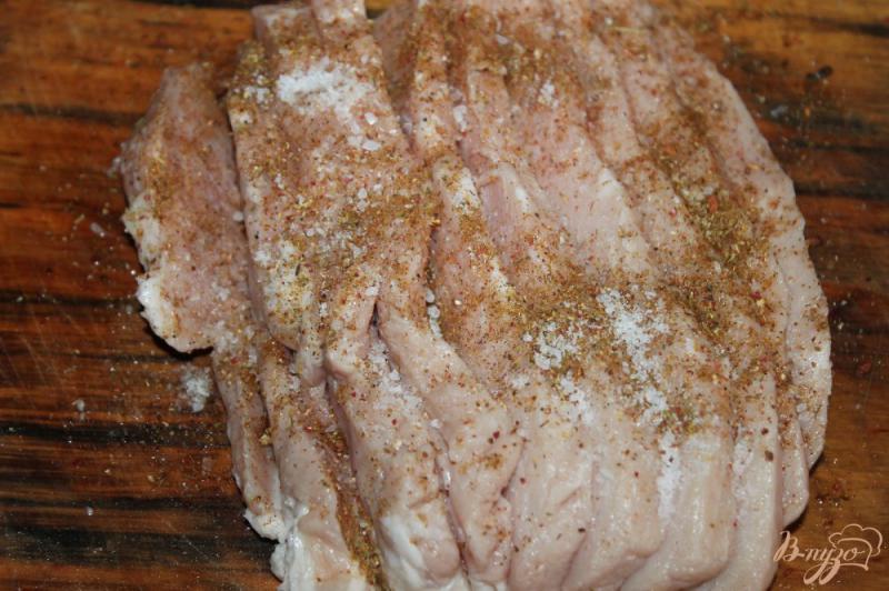 Фото приготовление рецепта: Фаршированная свиная мякоть баклажаном, помидором и сыром шаг №2