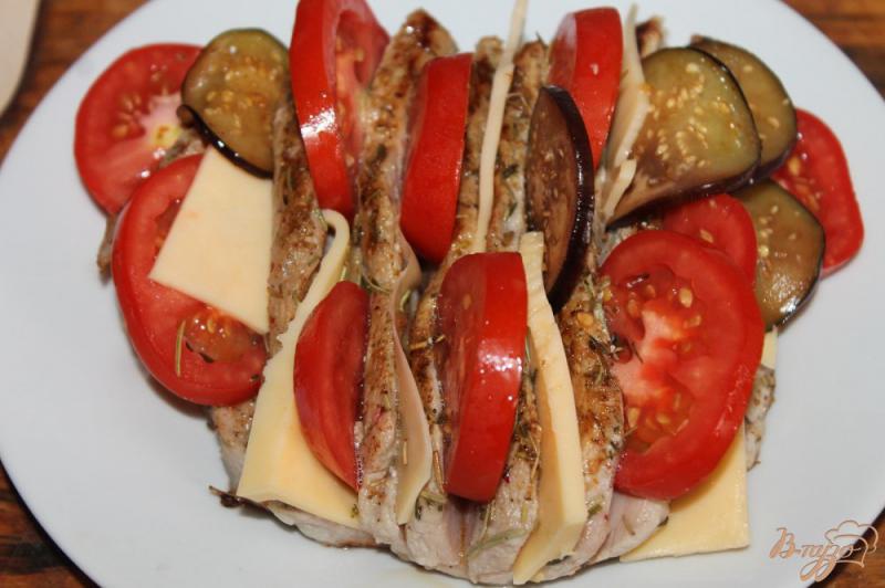Фото приготовление рецепта: Фаршированная свиная мякоть баклажаном, помидором и сыром шаг №6