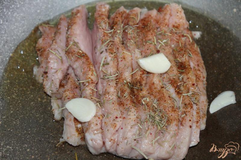 Фото приготовление рецепта: Фаршированная свиная мякоть баклажаном, помидором и сыром шаг №4