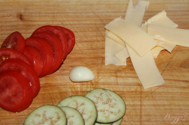 Фото приготовление рецепта: Фаршированная свиная мякоть баклажаном, помидором и сыром шаг №5