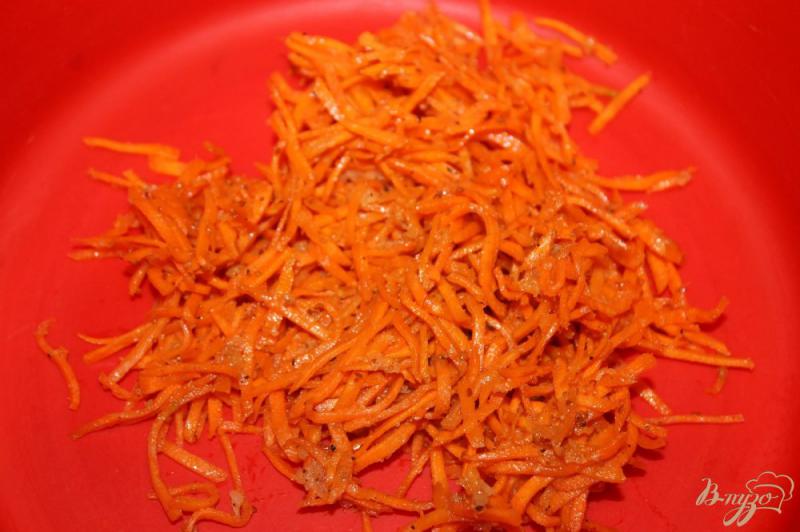 Фото приготовление рецепта: Салат с корейской морковью и жареным баклажаном шаг №4