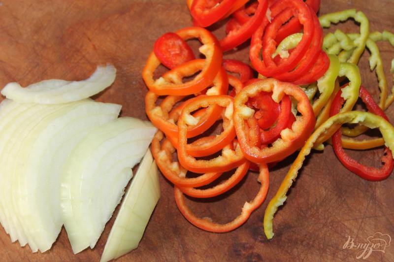 Фото приготовление рецепта: Отварной картофель дольками с овощами и чесночным соусом шаг №4